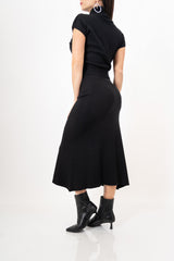 modella indossando Completo in maglia fine con dolcevita e gonna longuette in viscosa colore