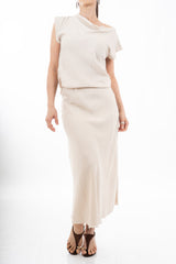 modella indossando Completo donna maglia con scollo morbido e gonna svasata in viscosa colore Beige Unica