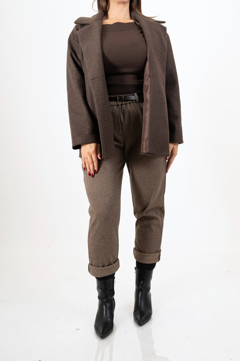 modella indossando Cappotto corto doppiopetto in panno morbido colore