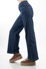 modella indossando Jeans gamba ampia dritta in denim leggero elasticizzato con cuciture frontali colore