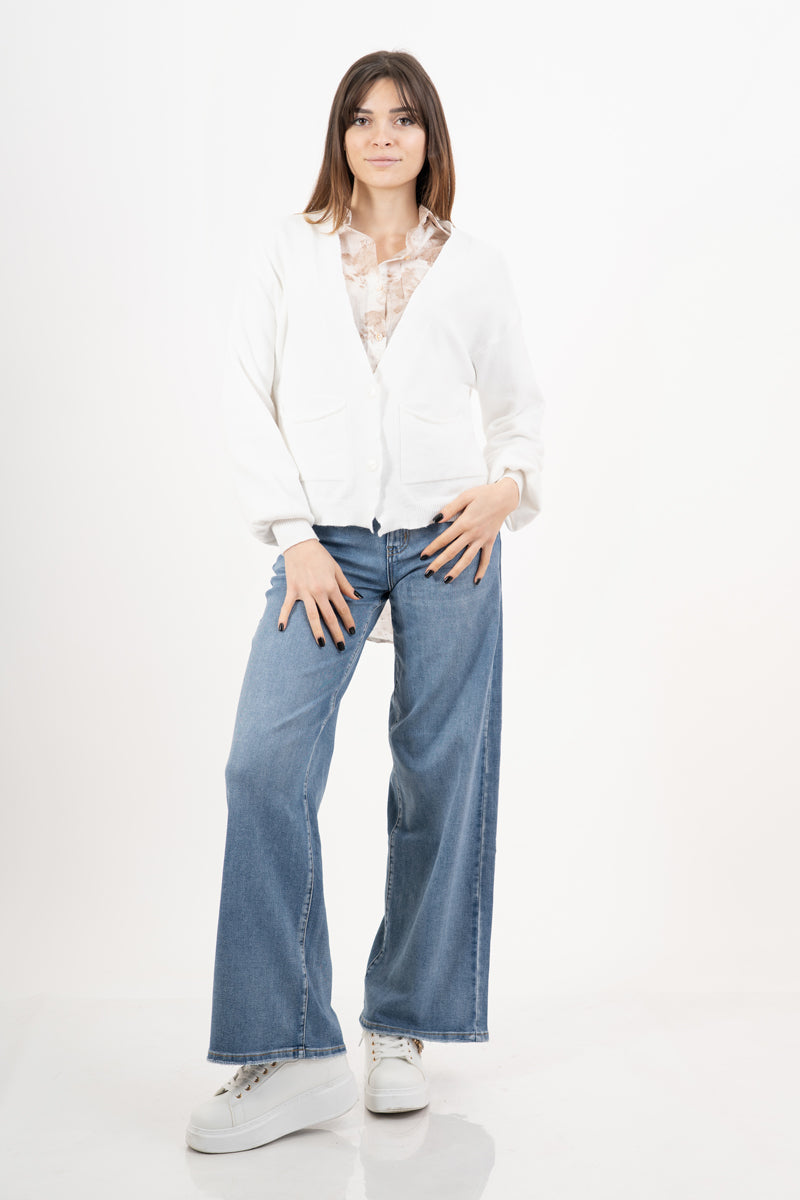 modella indossando Cardigan ampio con scollo a V e maniche a palloncino colore