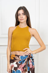 modella indossando Top in Maglia Scollo Americano a Costine colore Senape Unica