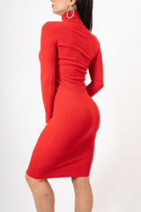 modella indossando Abito midi in maglia a collo alto in viscosa elasticizzata colore