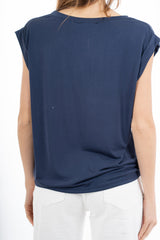 modella indossando T-shirt morbida in viscosa elasticizzata con manica risvoltata colore