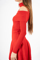 modella indossando Maglia finto twinset a costina con collo alto e spalle scoperte colore