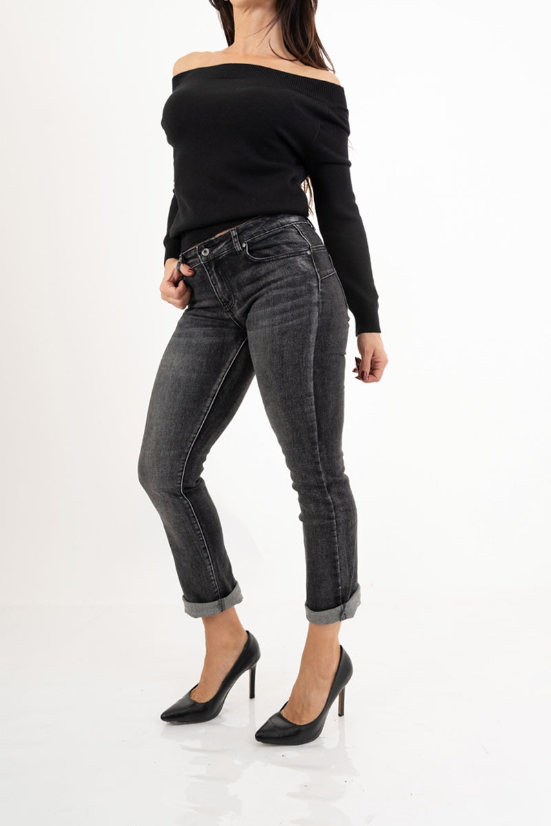 modella indossando Jeans push-up in denim elasticizzato – Grigio slavato colore Nero Delavè