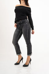 modella indossando Jeans push-up in denim elasticizzato – Grigio slavato colore Nero Delavè