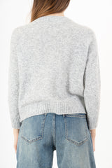 modella indossando Maglione girocollo “No vabbè” in misto lana ricamato colore