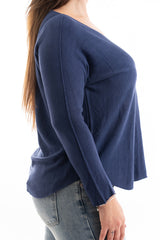 modella indossando Maglia over scollo V in misto viscosa con bordo pulito colore
