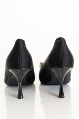 modella indossando Décolleté nere con fibbia dorata e tacco sagomato colore