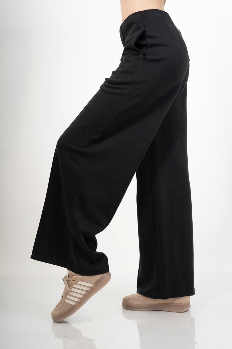 modella indossando Pantalone palazzo in felpa elasticizzata con nervio centrale colore