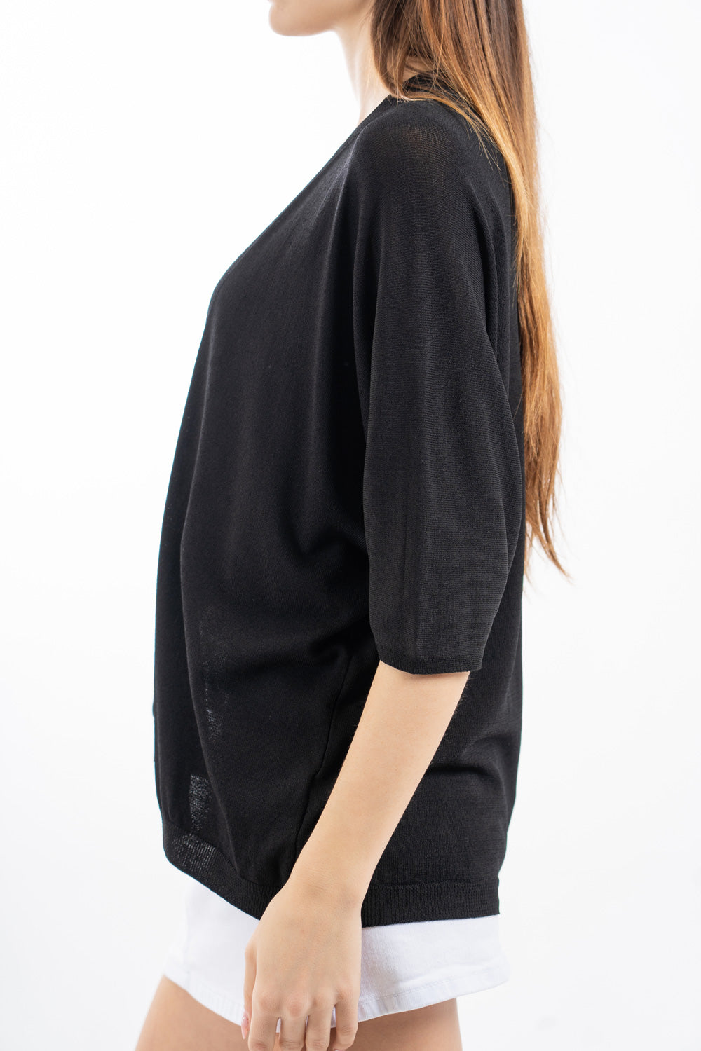 modella indossando Cardigan leggero in maglia con manica pipistrello e linea morbida colore
