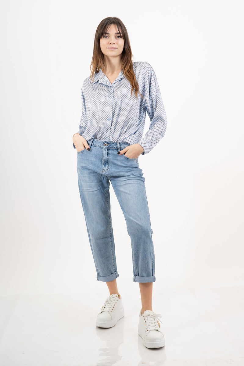 modella indossando Jeans mom fit vita alta in denim morbido con risvolto colore