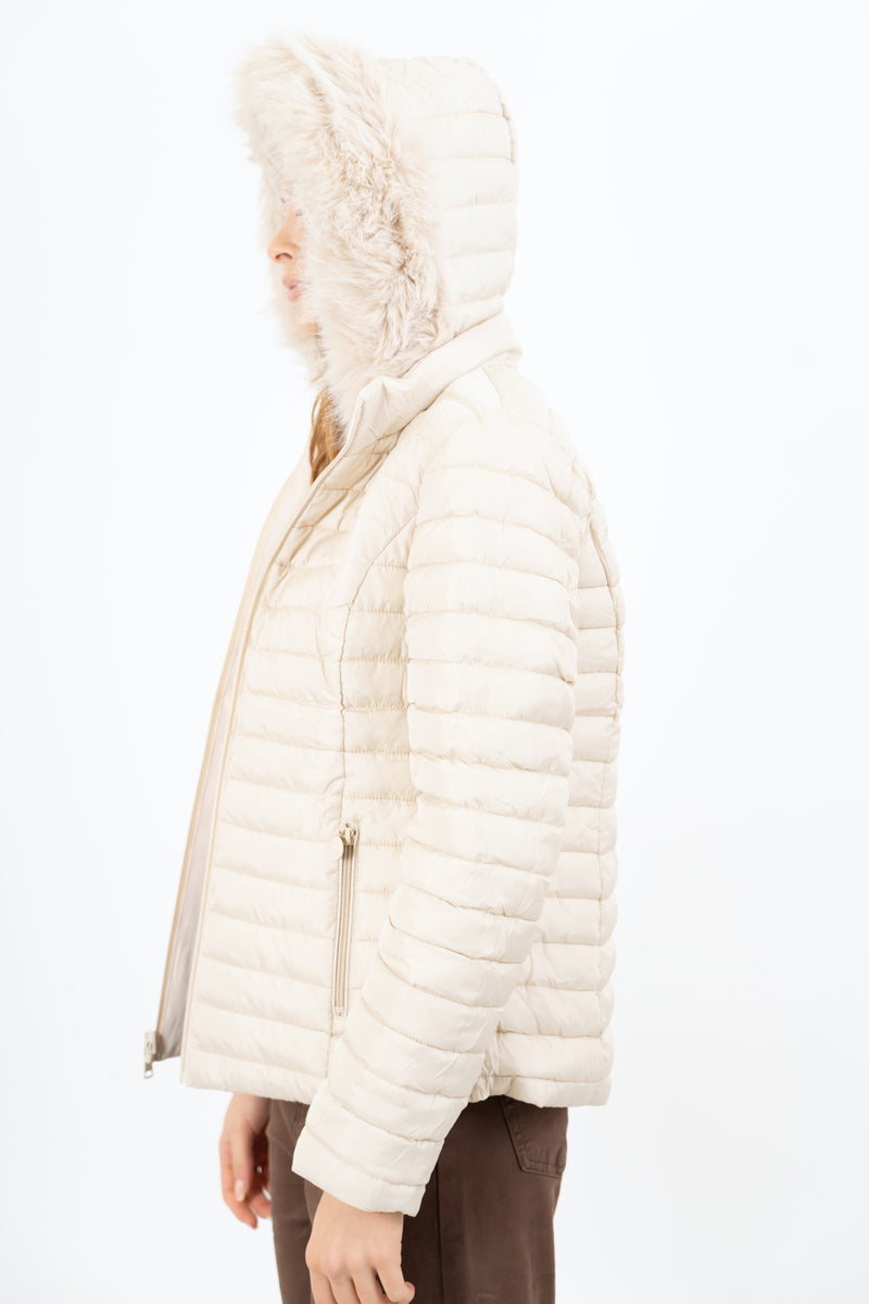 modella indossando Piumino beige double-face corto avvitato con cappuccio e pelliccia rimovibile colore