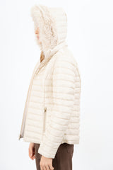 modella indossando Piumino beige double-face corto avvitato con cappuccio e pelliccia rimovibile colore