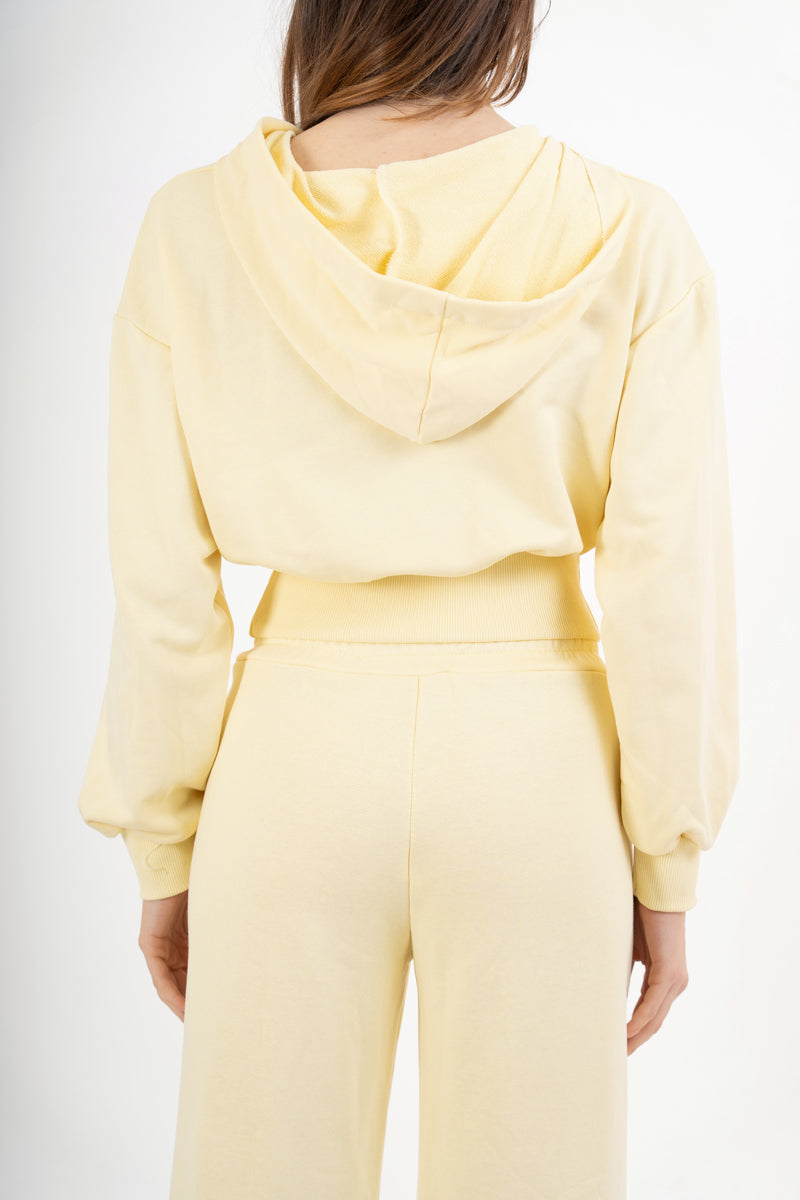 modella indossando Giacca felpa over con cappuccio e zip colore