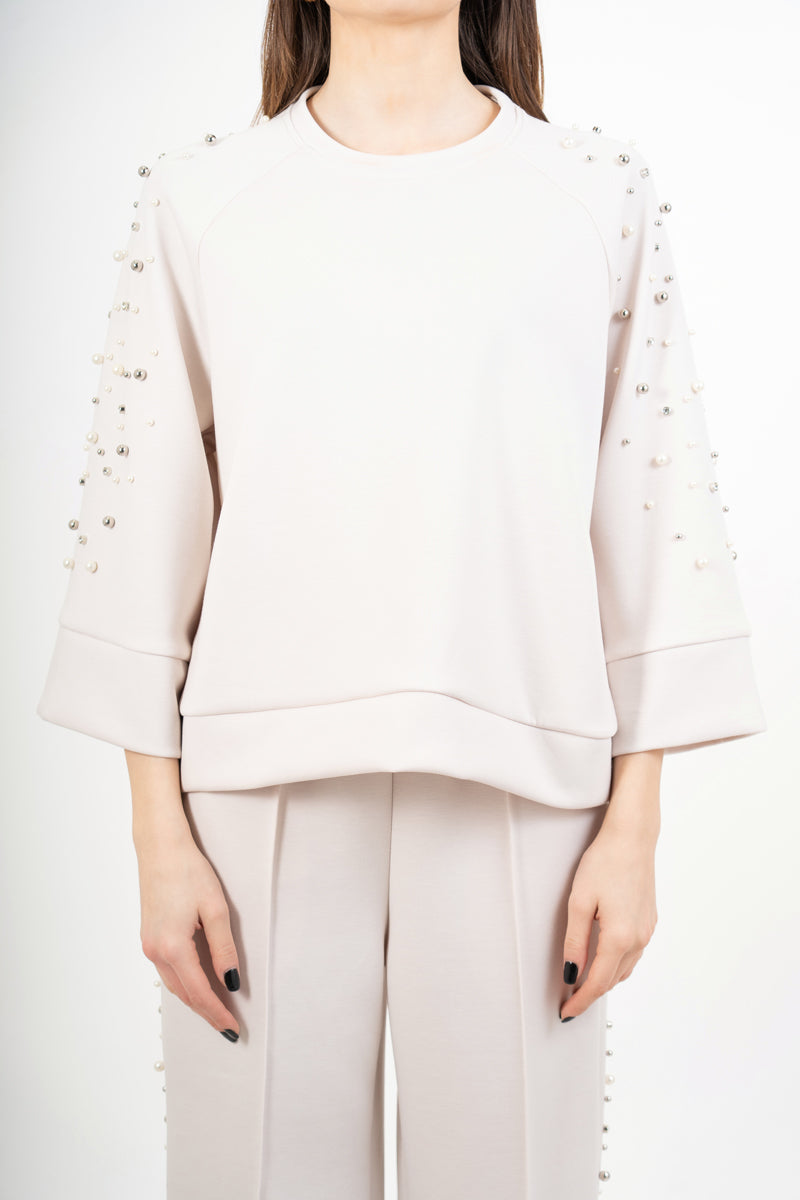 modella indossando Completo tuta con applicazioni gioiello e pantalone palazzo colore