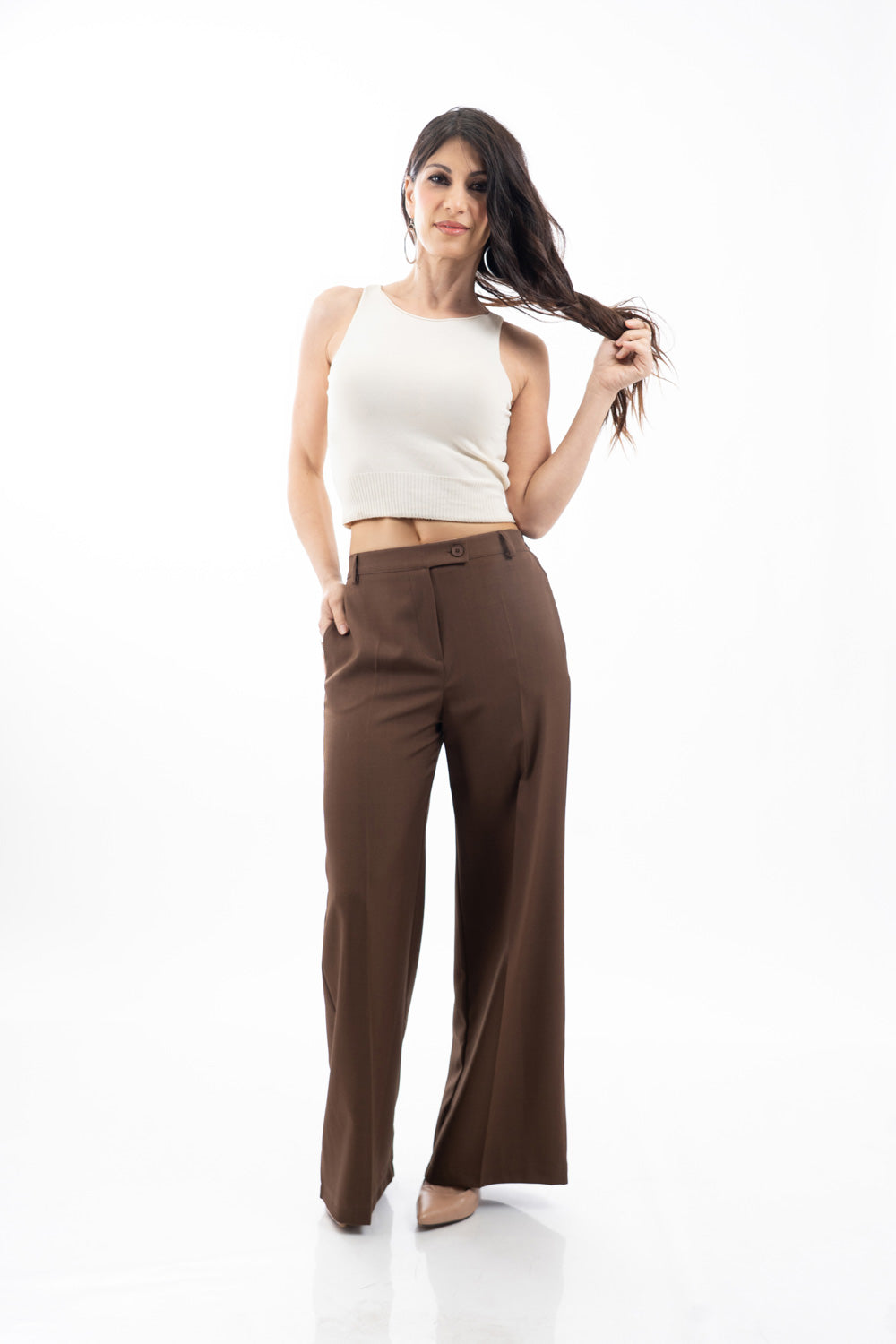 modella indossando Pantalone palazzo marrone con elastico sul retro e tasche laterali a scomparsa colore