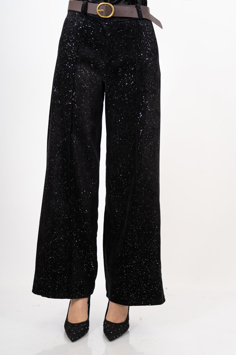 modella indossando Pantalone velluto con punti luce laminati colore