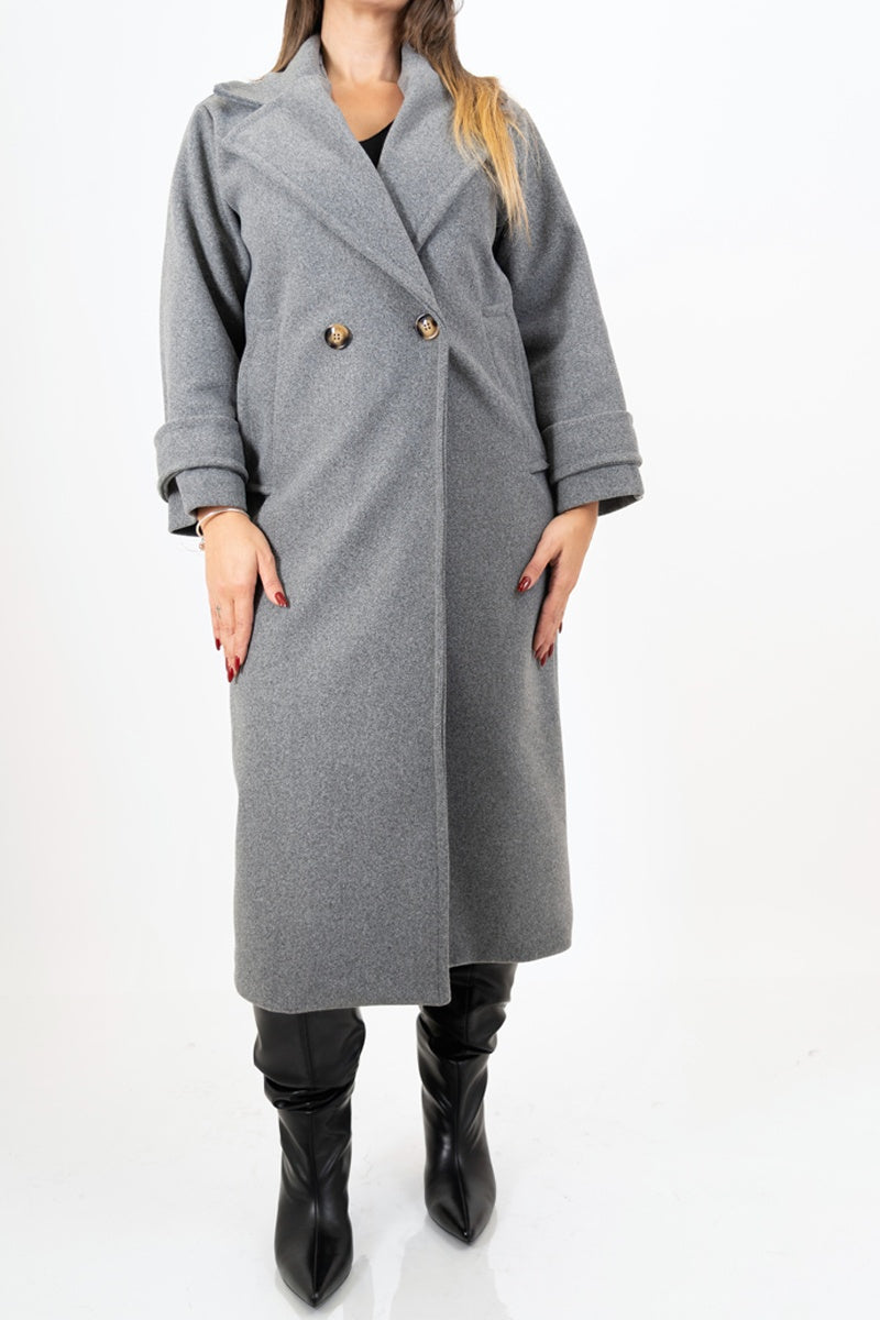 modella indossando Cappotto lungo in panno doppio petto con martingala ai polsi colore