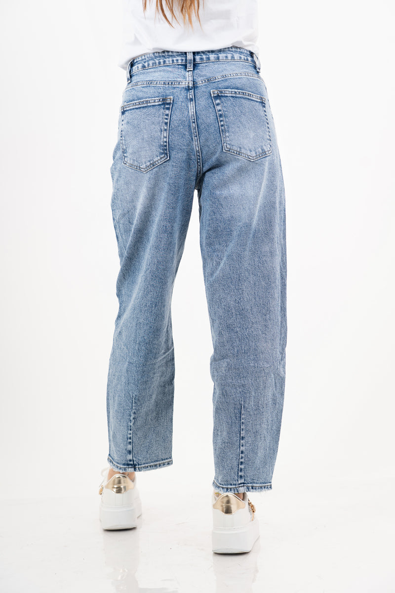 modella indossando Jeans cropped a gamba dritta con spacchetto – denim medio colore