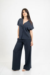 Blusa gessata a righe con scollo a V e piega incrociata Made in Italy.