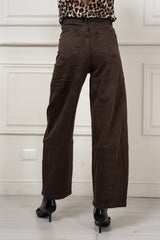 modella indossando Jeans Barrel Bexley colore