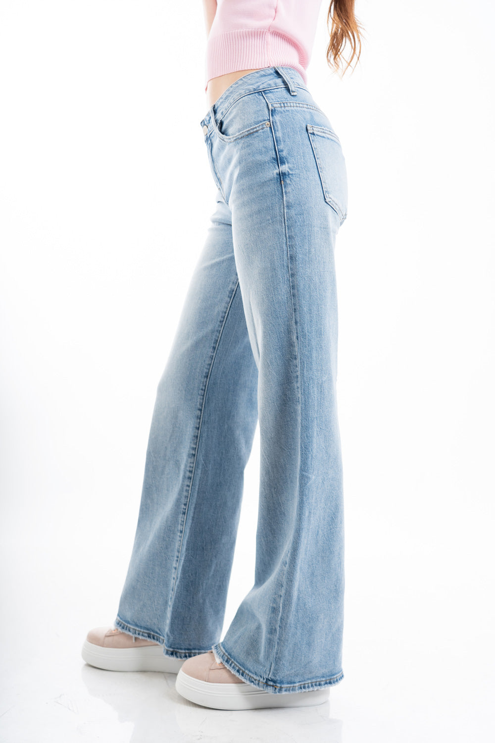 modella indossando Jeans low waist wide leg in denim con lavaggio sfumato colore Denim Medio