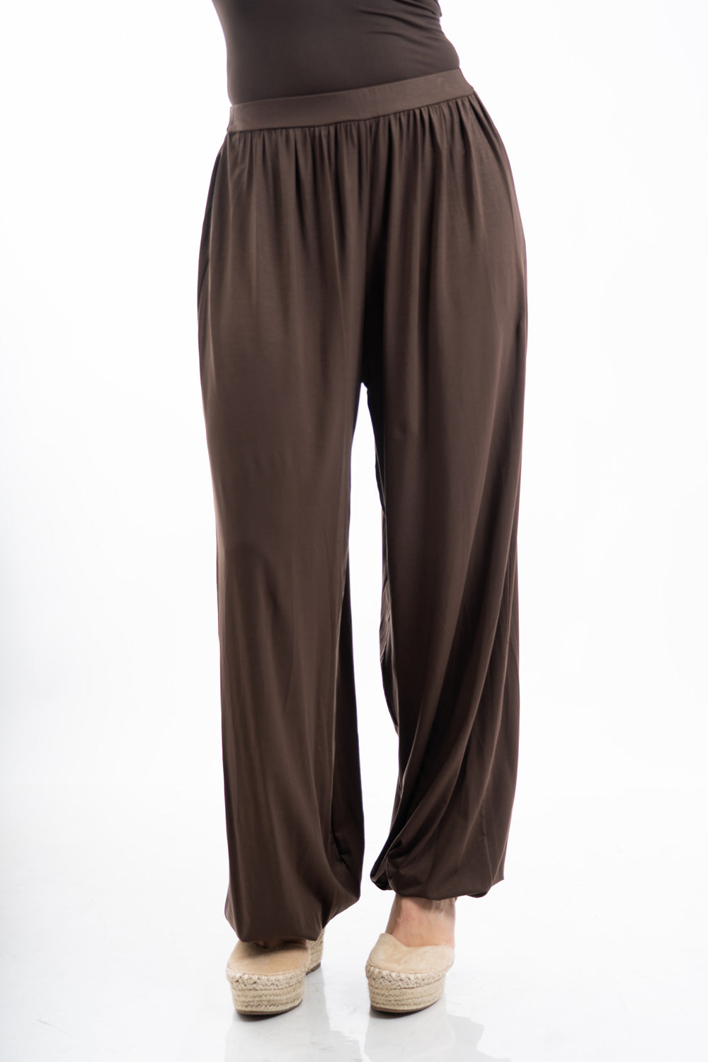 modella indossando Pantalone balloon in viscosa elasticizzata con fondo arricciato colore Marrone Unica