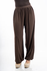modella indossando Pantalone balloon in viscosa elasticizzata con fondo arricciato colore Marrone Unica