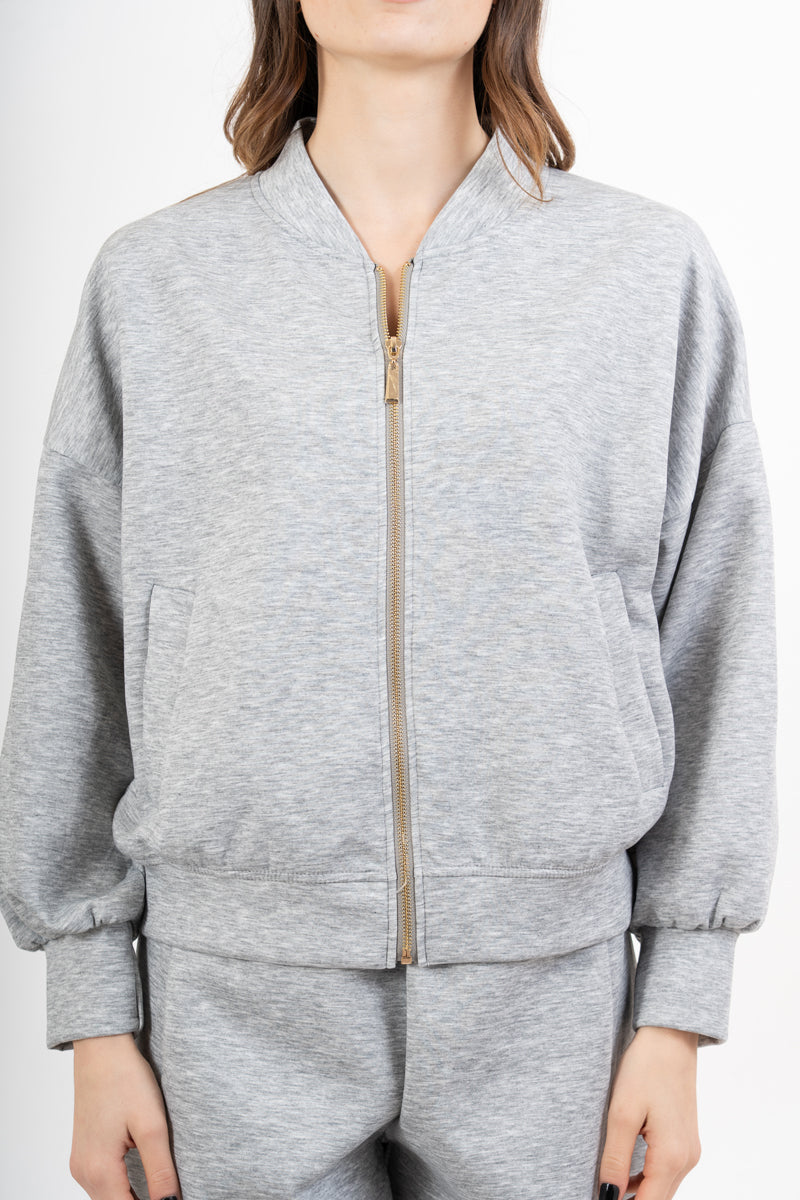modella indossando Giacca in felpa misto viscosa con zip e manica ampia colore Grigio Unica