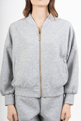modella indossando Giacca in felpa misto viscosa con zip e manica ampia colore Grigio Unica
