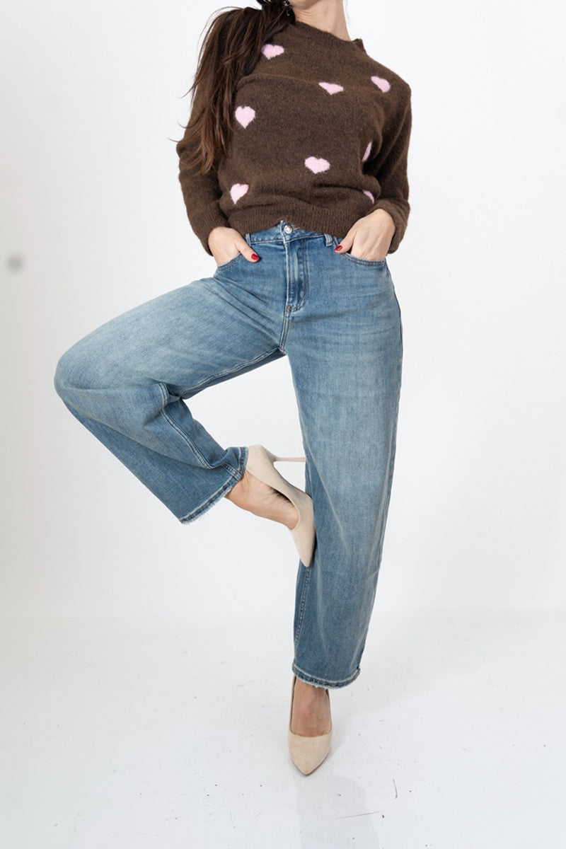 modella indossando Maglia morbida con cuori jacquard in filato mohair colore