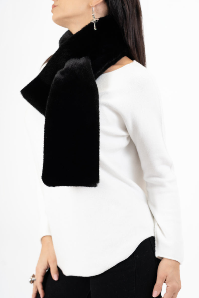 modella indossando Stola in eco-pelliccia morbida colore