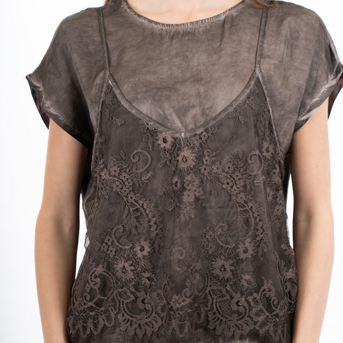 modella indossando Maglia in viscosa effetto doppio strato con top in pizzo colore Marrone Unica