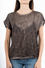 modella indossando Maglia in viscosa effetto doppio strato con top in pizzo colore Marrone Unica
