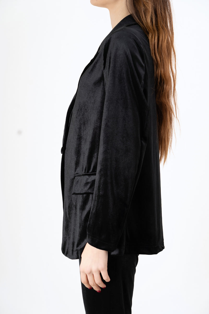 modella indossando Giacca in velluto liscio elasticizzato con bottone rivestito colore