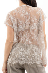 modella indossando Maglia over in viscosa con retro in pizzo colore