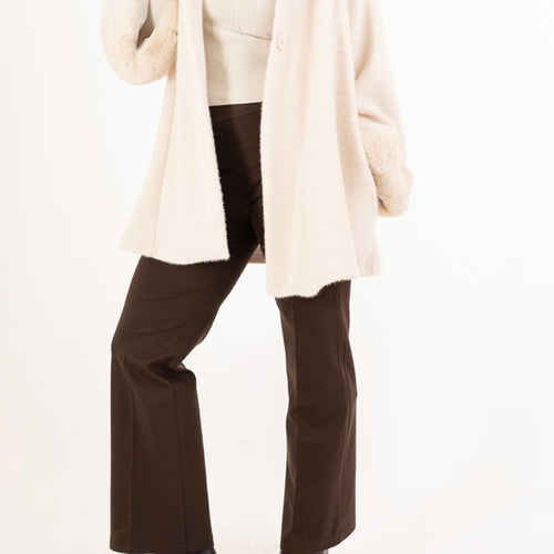 modella indossando Pantalone CityPalazzo in poliviscosa elasticizzata colore Marrone