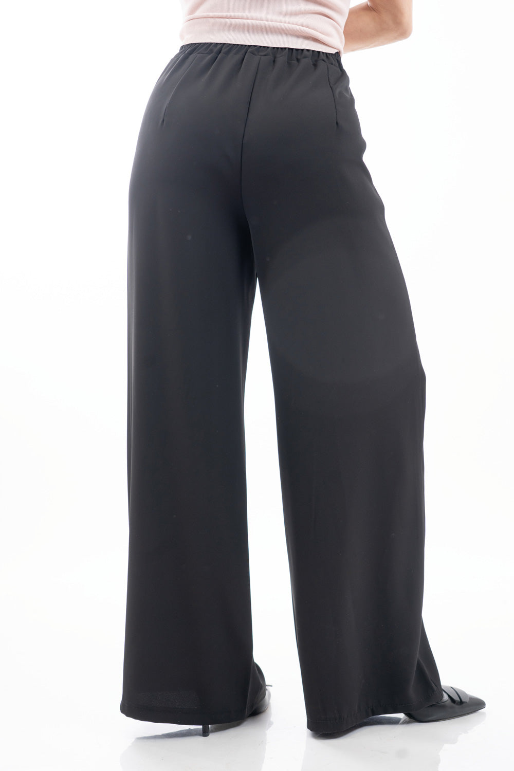 modella indossando Pantalone palazzo sartoriale con pinces e vita elasticizzata colore
