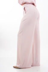 modella indossando Pantalone palazzo sartoriale con pinces e vita elasticizzata colore Rosa Unica