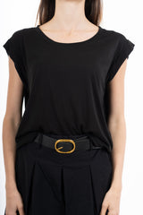 modella indossando T-shirt morbida in viscosa elasticizzata con manica risvoltata colore Nero Unica