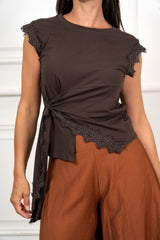 modella indossando Maglia Asimmetrica con Fusciacca e Pizzo colore