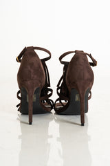 modella indossando Sandalo marrone con frange e tacco alto colore