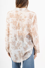 modella indossando Camicia over lunga fiammata a fantasia floreale con micro strass colore