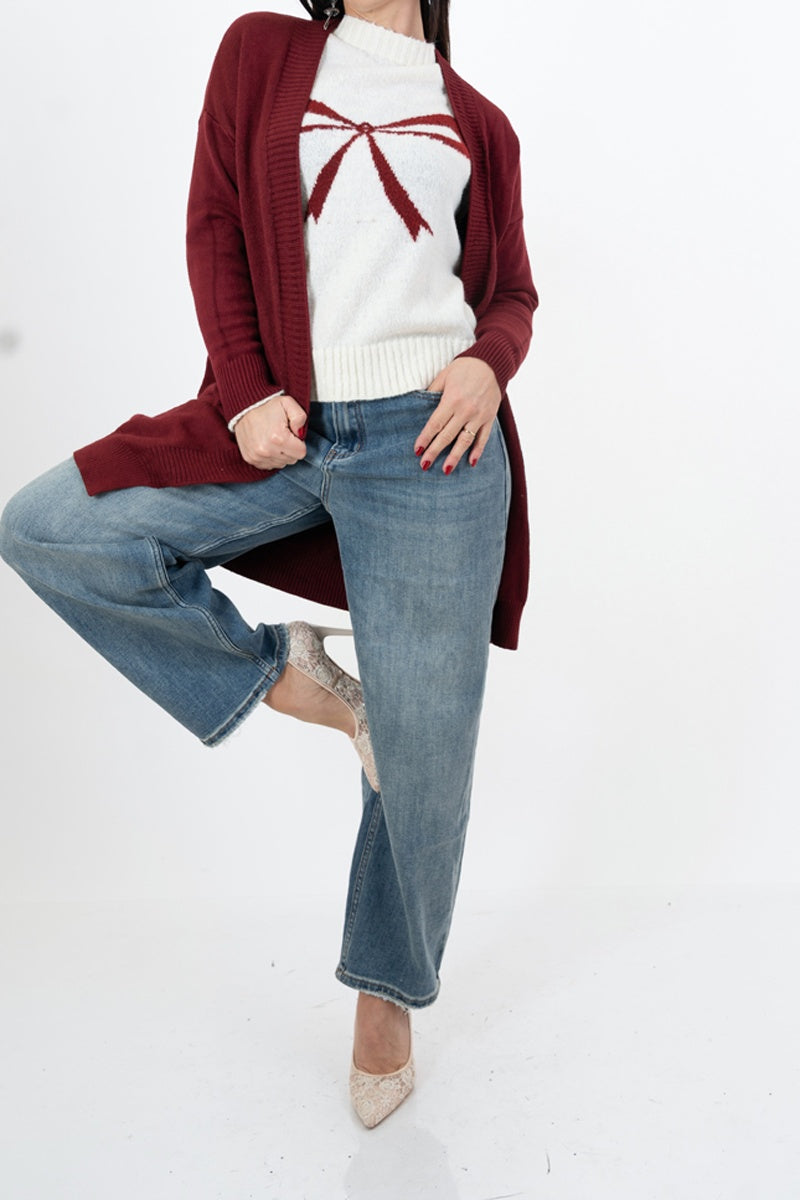 modella indossando Maglione morbido con motivo fiocco e vestibilità comoda colore