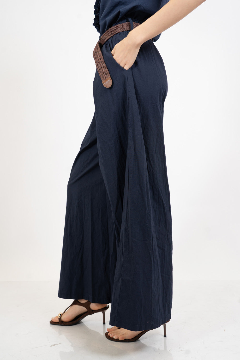 Pantalone wide leg in cotone elasticizzato con cintura intrecciata.