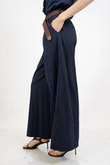 Pantalone wide leg in cotone elasticizzato con cintura intrecciata.