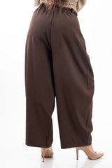 modella indossando Pantalone balloon in poliviscosa con pinces colore