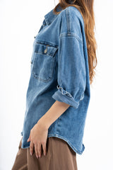 modella indossando Camicia giacca denim morbida con tasche frontali colore